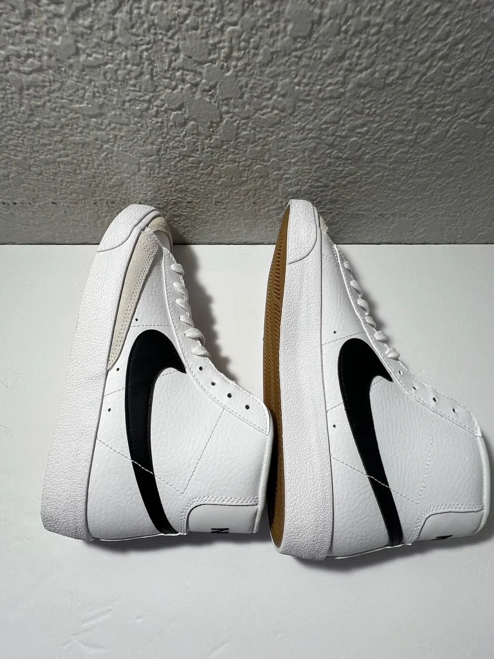 Nike Blazer Mid ’77 GS high top White Black Team Orange DA4086-100 Youth size 7Y